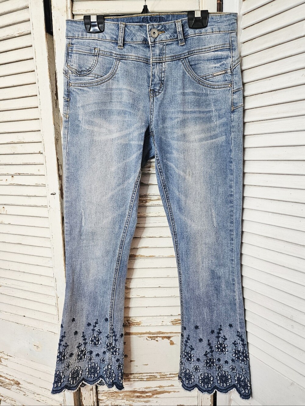 Cream Denim Mid Rise Cropped Kick Flare Light Wash With Embroidered Hem Size 29